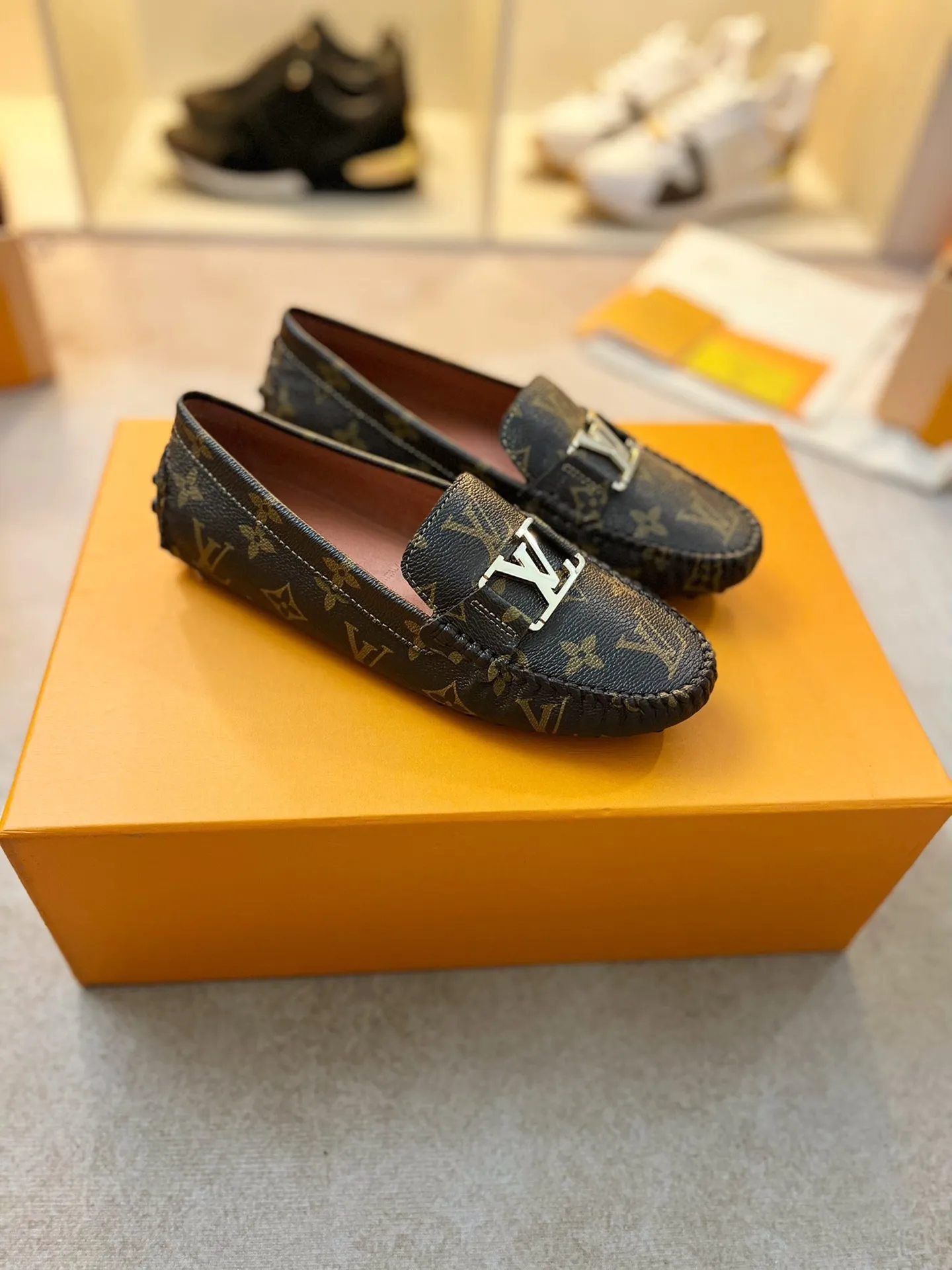 p460💰Couple model❤️🇫🇷 𝙇𝙤𝙪𝙞𝙨 𝙑𝙪𝙞𝙩𝙩𝙤𝙣 🇫🇷Louis Vuitton 2023 Classic𝓛𝓿 𝓣𝓻𝓪𝓲𝓷𝓮𝓻 Sports Series ➪➪➪¯ [Arizona Doudou Shoes Series] ▪️▪️▪️Arizona slip-on shoes are made of Monogram Eclipse canvas. Its hand-painted and dyed edges and hand-sewn uppers fully demonstrate Louis Vuitton's traditional shoemaking craftsmanship. This slip-on shoe is very lightweight. The integrated tongue and upper make it particularly comfortable and flexible. The soft outsole is equipped with rubber padding. Decorated with matching sash. Detailed features: ☑️Monogram Eclipse canvas ☑️Black Eclipse pattern ☑️Hand-painted shoe edges ☑️Hand-sewn uppers (each pair takes time to process) ☑️Integrated tongue and upper construction ☑️Outsole equipped with rubber lining ☑️size: 35_46